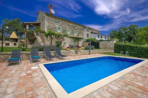 Rustic villa Casa Mazuli with pool in Groznjan